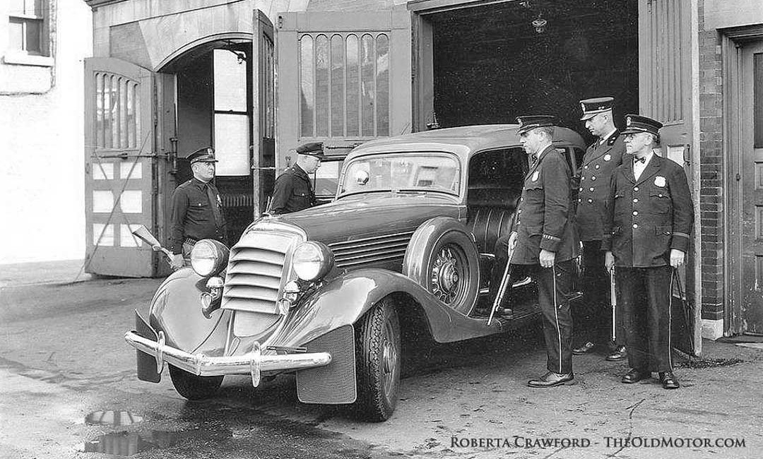Первые бронеавтомобили на службе полиции.