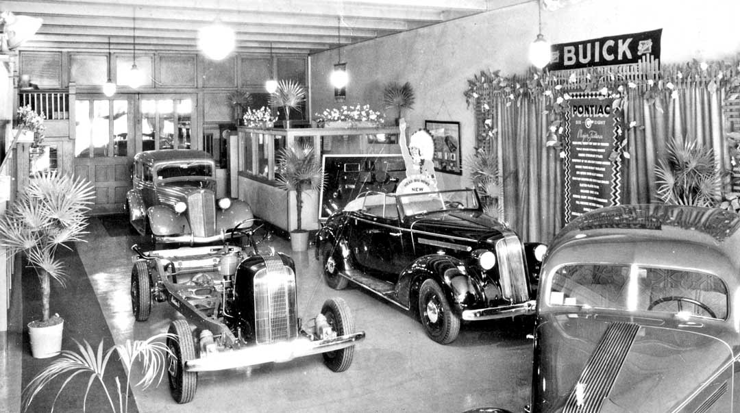 Buick-Pontiac-Dealers-Showroom-1935.jpg